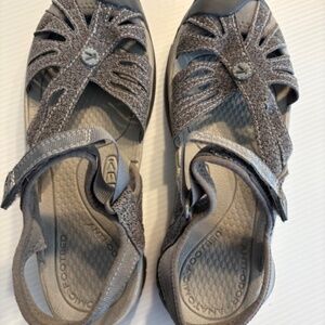 Keen Rose Sandals in Grey/Raven (Size 9)